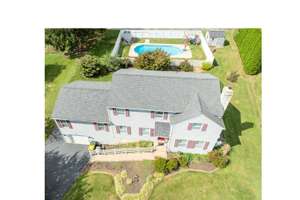 Downingtown Schools & In-Ground Pool Oasis!