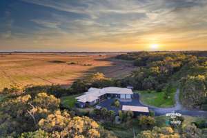 A Considine & Johnston Masterpiece on 8 Pristine Acres