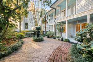 Charming Carriage House in Heart of Downtown