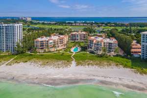 Beautiful Beachfront Luxury Condo with Stunning Views