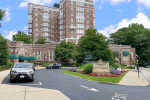 Brookline, Fabulous Longwood Towers 2 bed, 2 bath with views & valet parking.