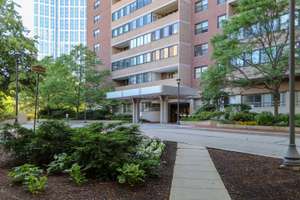 High floor Studio with huge balcony and fabulous skyline views!