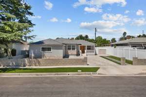 Beautifully Updated 3-Bed Home with Vaulted Ceilings, Chef’s Kitchen, Solar, and Private Backyard – Style, Comfort & Convenience in One!
