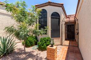 Bright, Fresh & Move-In Ready in Glenrosa Villas – the Heart of Phoenix