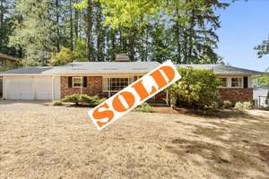 Charming Daylight Ranch in Wonderful Highland Hills!