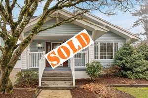 NE PORTLAND CHARMER! WELL-MAINTAINED CLASSIC BUNGALOW READY FOR YOUR VISION & DESIGNER TOUCHES!