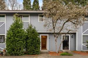 Move-In-Ready Bright & Cheery Condo - 3 Bedrooms/2.1 Bath near Clackamas Town Square!