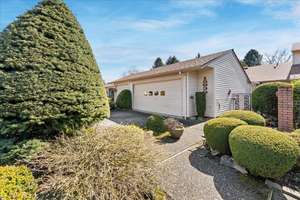 Charming Single Level Summerfield Townhouse on the Golf Course!