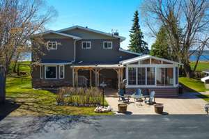 Spacious lakeside château on Lac Ste. Anne shoreline