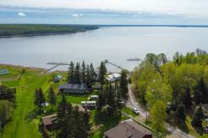 Spacious bungalow, close to lake in Lac Ste Anne!