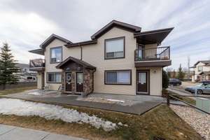 Main level carriage home in Charlesworth