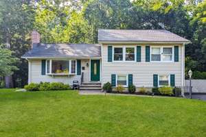 This gorgeous home in Livingston is ready and waiting, with 3 beds and 2.5 baths on .34 acres of land!