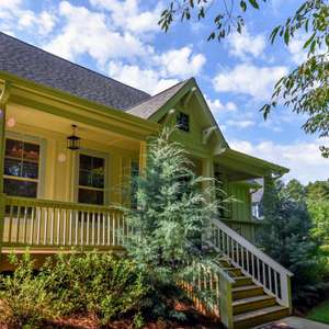 The craftsman cutie in Oak Grove you've been waiting for!