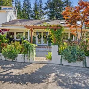 Gardener's Delight in an Ideal Commute Location