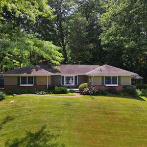Beautifully Maintained 4BR/2.5BA Ranch on the Hill in Navesink