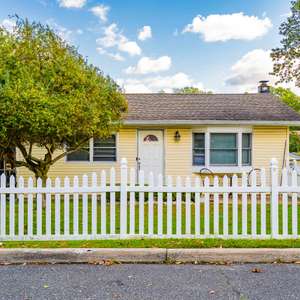 Charming and Completely Upgraded 2 Bedroom Cape
