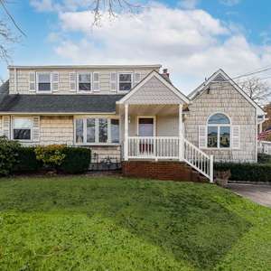 Charming Cape in a Quiet Neighborhood (3BR/2BATHS)
