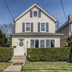 Fully Renovated 2BR/1 Bath Colonial Near Train and Downtown Red Bank