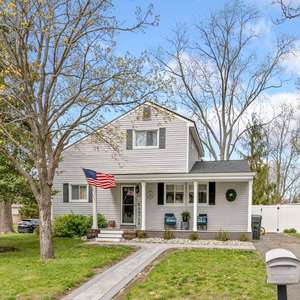 Move-In Condition 4BR/2BA Tastefully Renovated Home