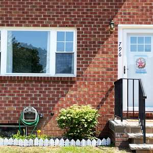 Great updated unit in this FHA approved complex. Vacant, clean and ready for you!