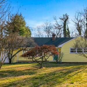 This well-maintained, expanded ranch in the highly desirable Applebrook section has lots of natural sunlight.