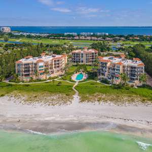 Beautiful Beachfront Luxury Condo with Stunning Views
