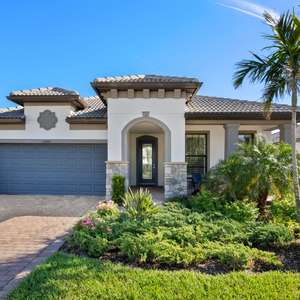 If you like coming home to a crisp, clean and stylish home, then this residence is for you!!
