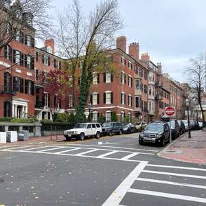 Beautiful Mt. Vernon Street - Sunny 2 Bed condo with private outdoor space