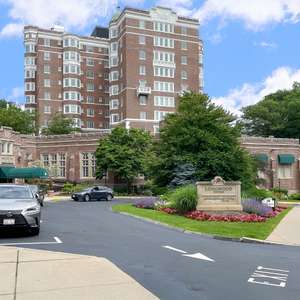 Brookline, Fabulous Longwood Towers 2 bed, 2 bath with views & valet parking.