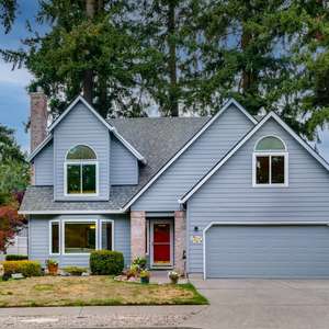 Beautifully Updated Gresham Traditional