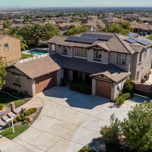 Stunning Pool Home West Palmdale