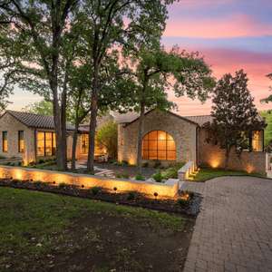 Sophisticated Indoor-outdoor Living on Rolling 2 Acres