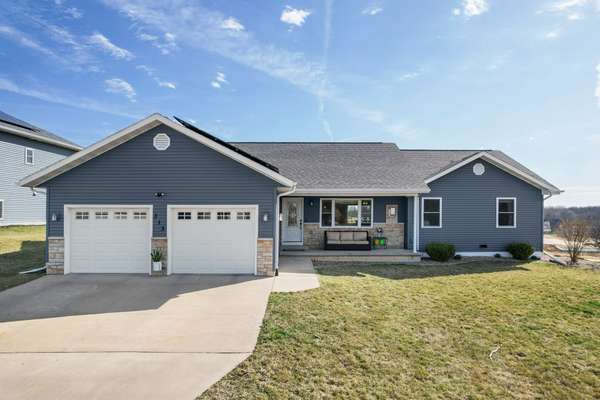 0.52-acre property in Dodgeville's fast-growing Diamond Oaks subdivision!