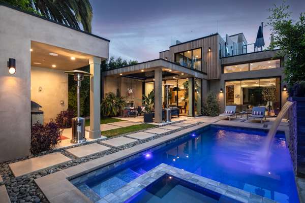A Modern Architectural Retreat in the Melrose Arts District