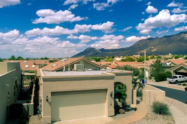 Quintessence beauty with Sandia Mountain Views!