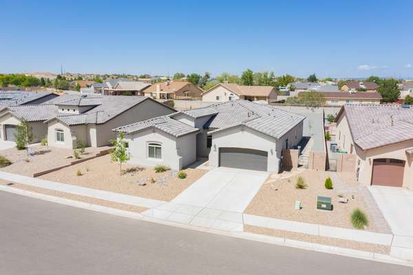 Gorgeous Abrazo home with all the bells and whistles with connected casita