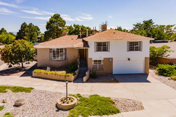 6 Bedroom Home in Loma Del Rey!