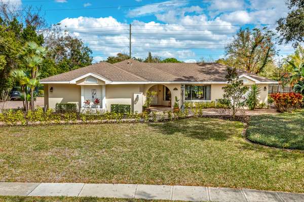 Gorgeous 3/2 Executive POOL Home on 1/2 acre lot in BAY HILL DR. PHILLIPS