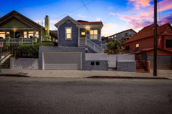 Redesigned Duplex with Contemporary finishes in the Heart of Los Angeles