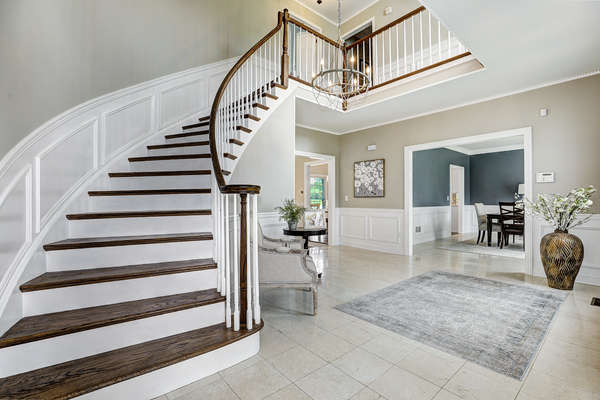 WELCOMING AND DRAMATIC ENTRY FOYER