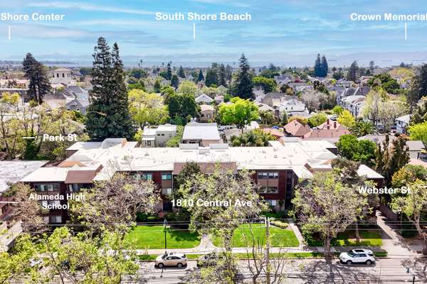 Come see this QUINTESSENTIAL & LOVELY 2+BR/2BA condo in Central Alameda!