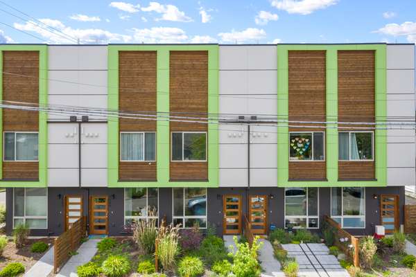 Like-New Modern Townhome in the Vibrant West Seattle