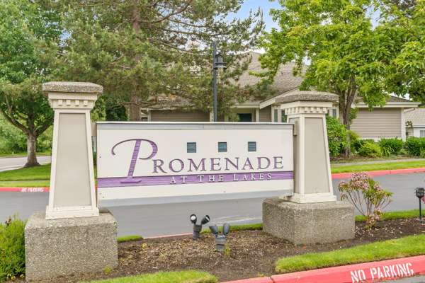 A Bright Townhouse in Promenade at the Lakes