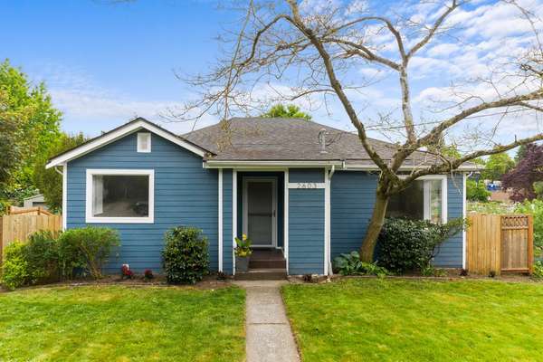 Welcome to this turn-key 3bed/2.5bath end-unit townhome in Ashford Park II