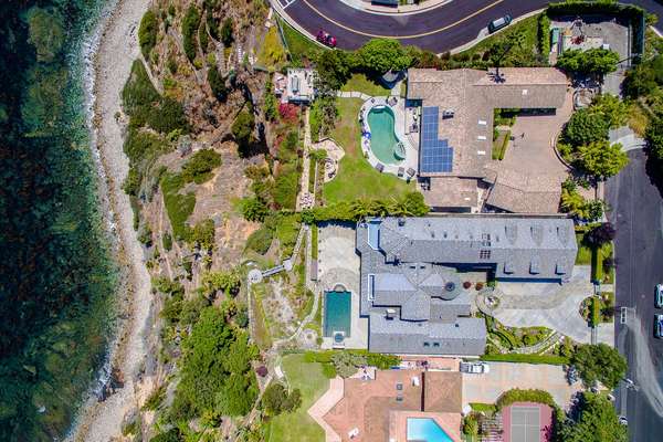 Located at the Edge of the Bluff!!