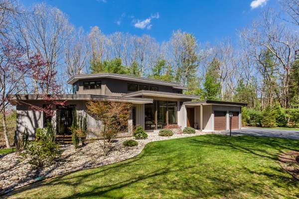 SOPHISTICATED MOD STYLE IN FABULOUS LOCATION!
