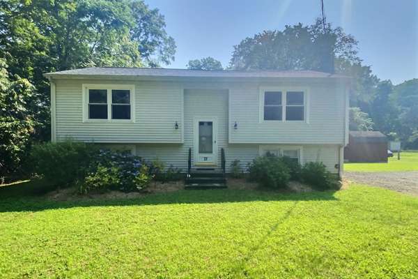 RARELY AVAILABLE MOODUS LAKE SHORE ASSOCIATION HOME - PRIVATE BEACH & DOCK