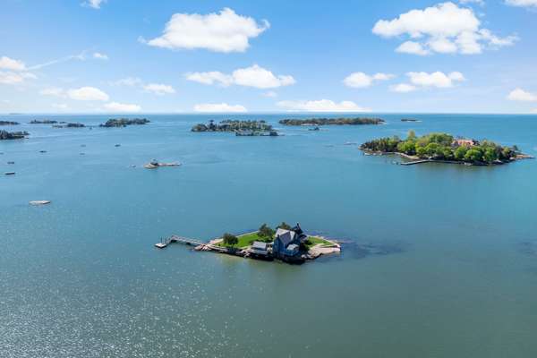 THIMBLE ISLAND DREAM ESCAPE JUST A STONE'S THROW AWAY FROM THE MAINLAND & 14 MILES FROM THE HAMPTONS