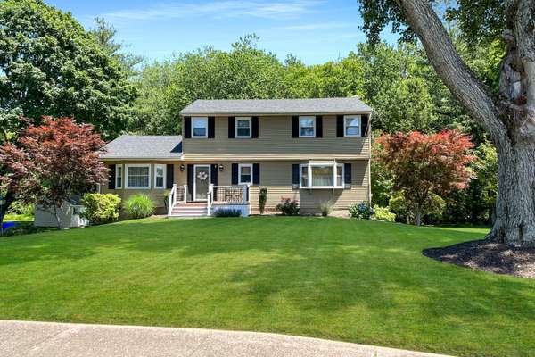 EXTENSIVELY RENOVATED COLONIAL ON GLASTONBURY LINE