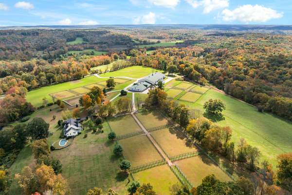 HALF BARN LEASE OPPORTUNITY AT PROMINENT 55-ACRE EQUESTRIAN FACILITY